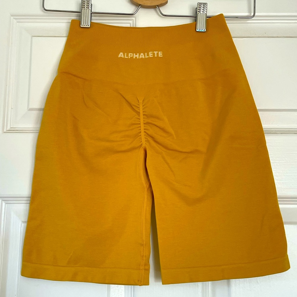 Alphalete 6" amplify short in yellow - medium